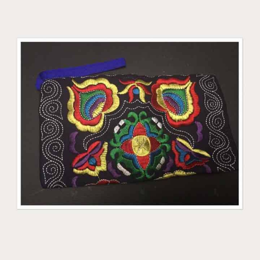 🆕 👛AUCTION PRICE👩🏻‍⚖️
Handcrafted Embroidered Wrist Purse